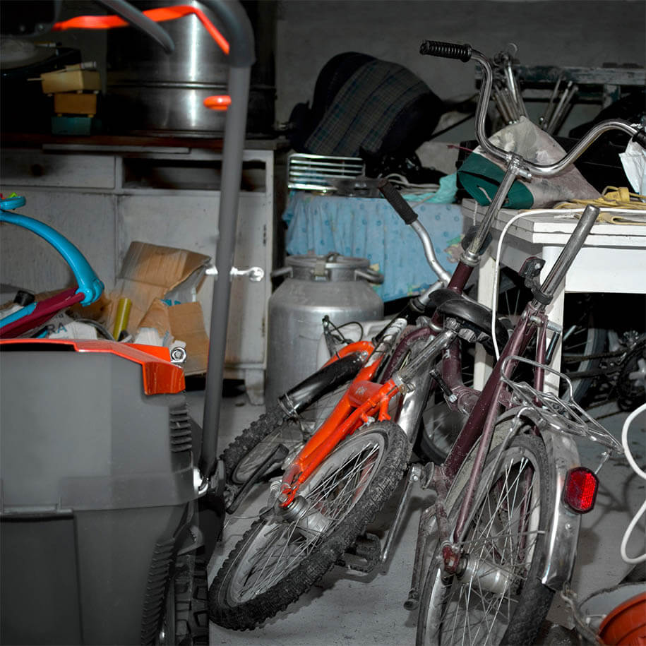 Volle Garage mit abgestellten Gebrauchsgegenständen. - Entrümpelung - Rümpelvergleich