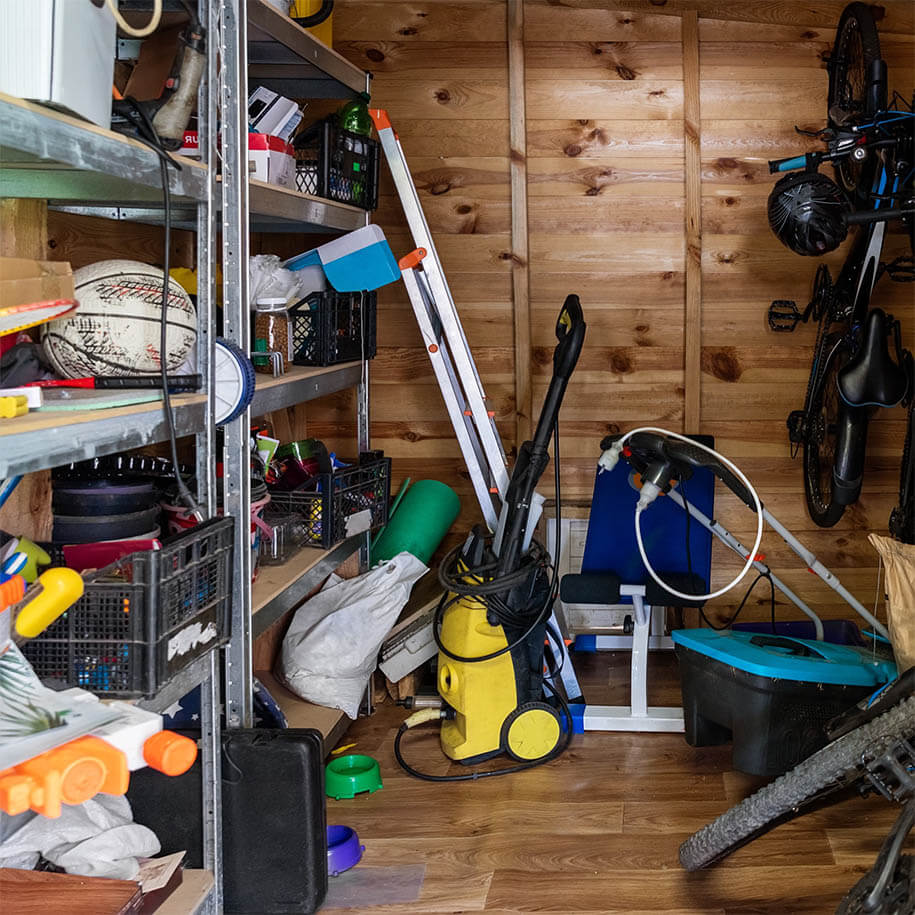 Alte Garage mit längst unbenutzten Werkzeugen und ähnlichem - Entrümpelung - Rümpelvergleich